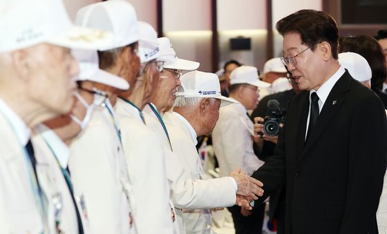 참전유공자들과 인사하는 이재명 대통령
