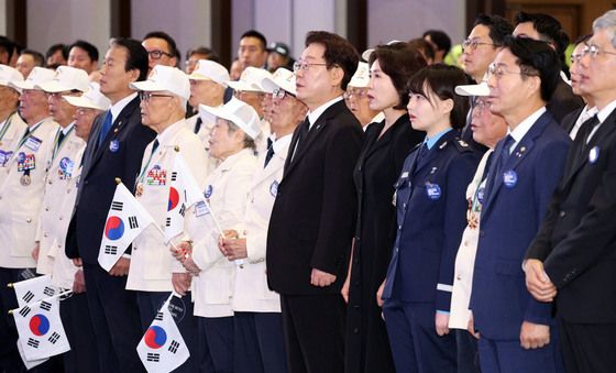 애국가 제창하는 이재명 대통령·김혜경 여사