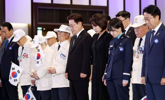 묵념하는 이재명 대통령·김혜경 여사