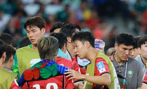 이강인과 대화 나누는 손흥민
