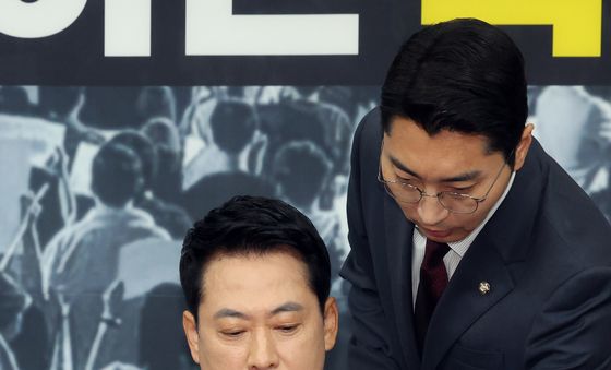 비서실장과 대화 나누는 장동혁 대표