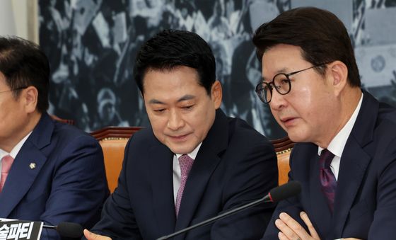 대화 나누는 장동혁·신동욱