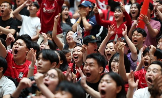 남아공전 응원하는 시민들 '조마조마'