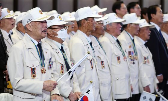 애국가 제창하는 참전유공자
