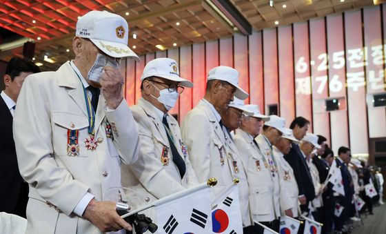 묵념하는 참전유공자