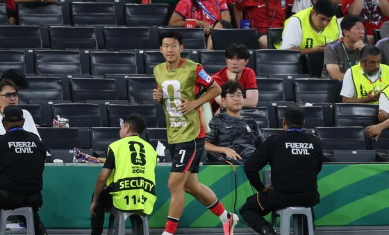 손흥민, 워밍업 중