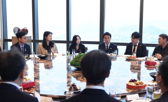 '방중' 김민석 총리, 동행기자단과 만찬
