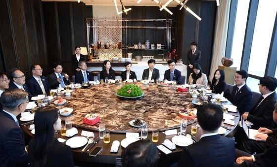김민석 총리, 중국서 동행기자단과의 만찬