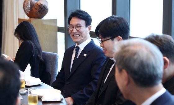 방중 동행기자단과 만난 김민석 국무총리