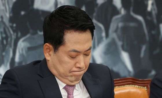 생각에 잠긴 장동혁 대표