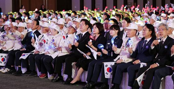 기념공연 관람하는 이재명 대통령·김혜경 여사