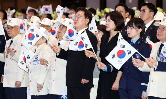 태극기 흔드는 이재명 대통령