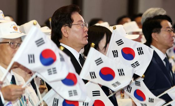 태극기 흔드는 이재명 대통령