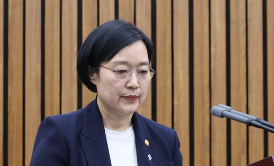 인사말 마치고 자리로 향하는 한성숙 후보자