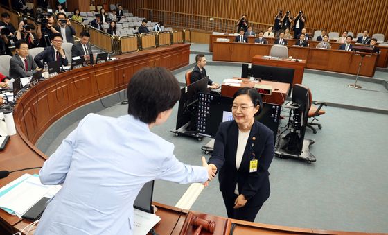 백혜련 위원장과 악수 나누는 한성숙 후보자