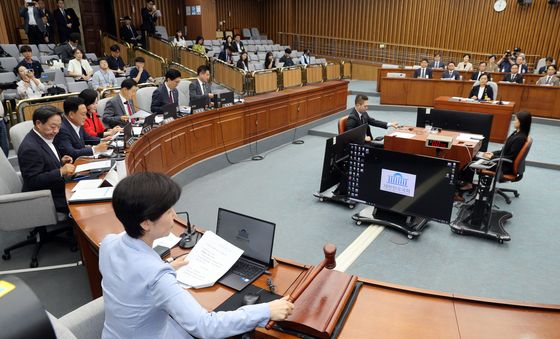 의사봉 두드리는 백혜련 위원장