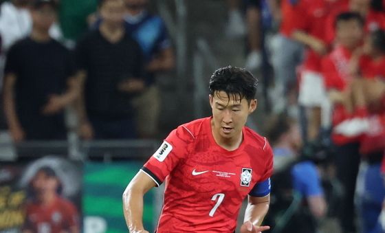 패스하는 손흥민