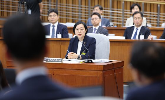 의원 질의 답변하는 한성숙