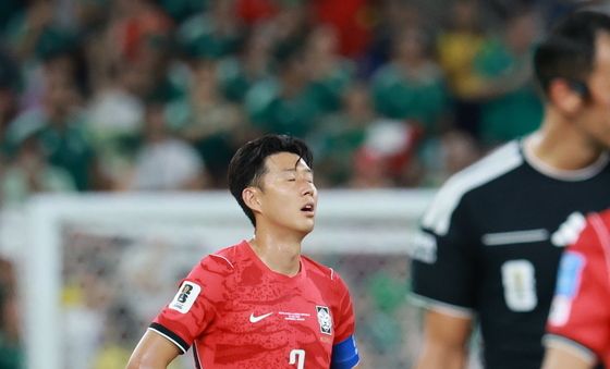 남아공 선제골에 아쉬워 하는 손흥민
