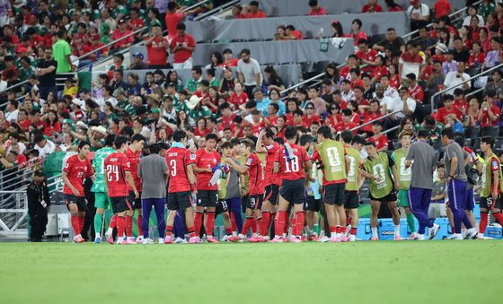 후반 하이드레이션 브레이크 갖는 대한민국 축구팀