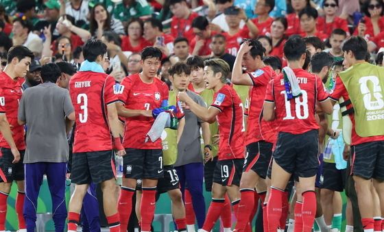수분 보충하는 손흥민