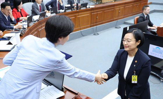 백혜련 위원장과 악수하는 한성숙