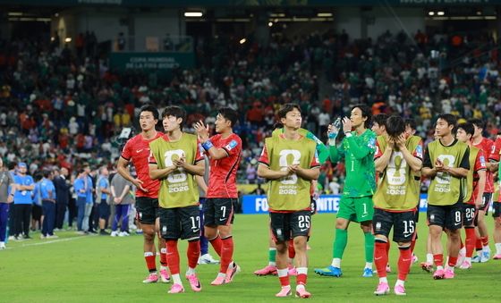 팬들에게 인사하는 축구대표팀