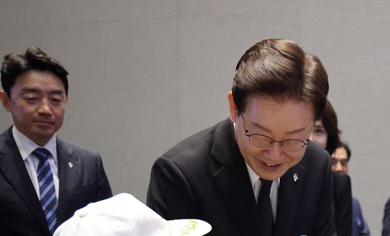 참전유공자와 인사하는 이재명 대통령