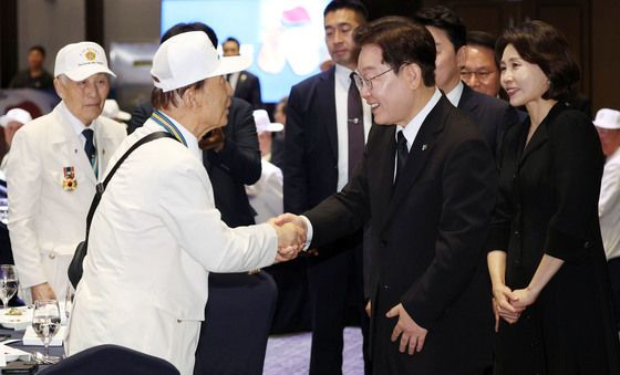 참전 유공자와 인사하는 이재명 대통령