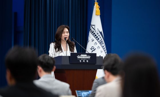 일정 브리핑 하는 강유정 수석대변인