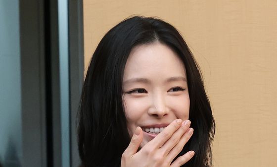 손나은, 수줍은 미소