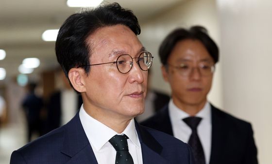 브리핑룸 들어서는 김민석 총리