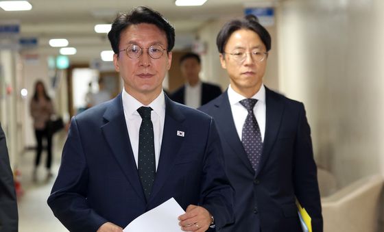 김민석 총리, 브리핑룸 입장