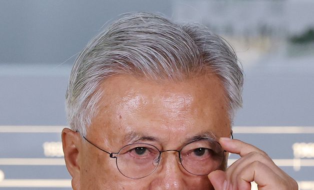 안경 고쳐쓰는 문재인 전 대통령