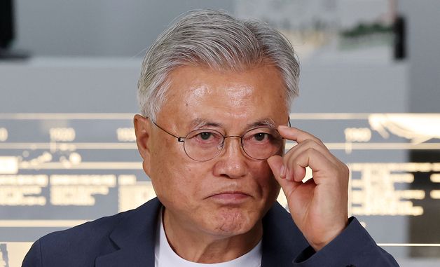 안경 고쳐 쓰는 문재인 전 대통령
