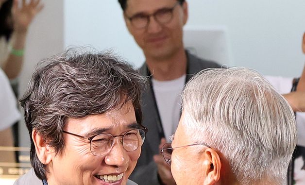 인사 나누는 문 전 대통령과 유시민 작가