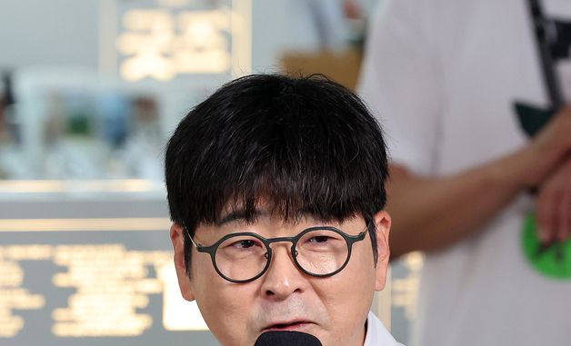 북토크 참석한 탁현민 전 청와대 의전비서관