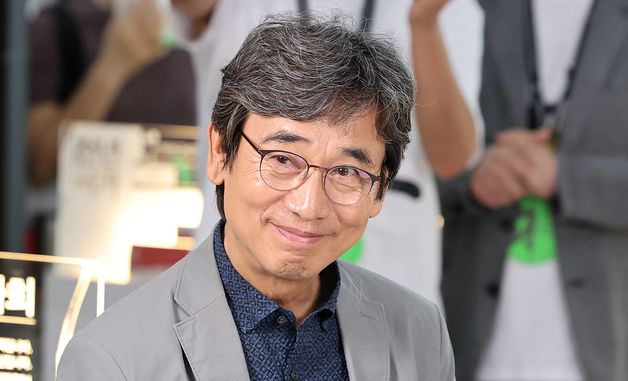 돌베개·평산책방 부스 찾은 유시민 작가