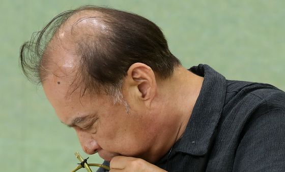 입으로 고정한 채 '화훼장식' 도전