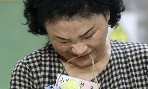입으로 고정한 채 '화훼장식' 도전