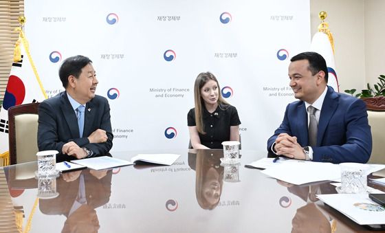 면담하는 구윤철 부총리와 우즈벡 투자산업통상부 장관