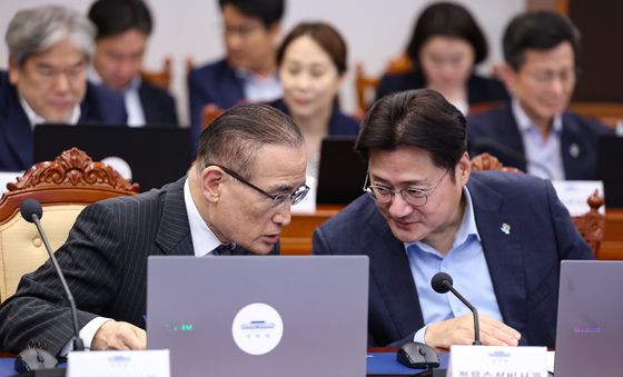 대화 나누는 위성락 실장·홍익표 수석