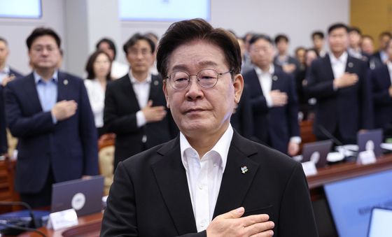 국민의례 하는 이재명 대통령