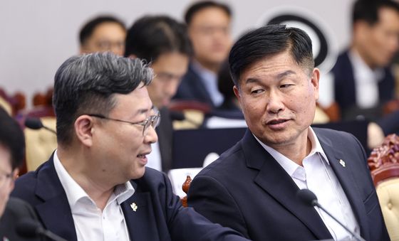 대화 나누는 하준경 수석·강건작 차장
