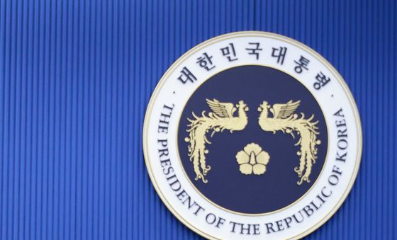 자리에 착석하는 이재명 대통령