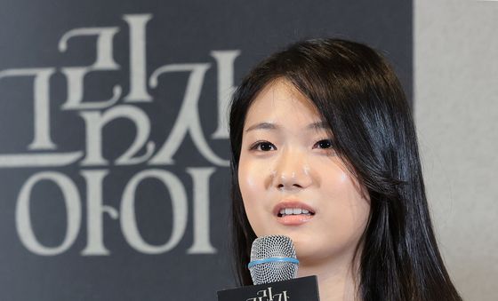 취재진 질문에 답하는 유나
