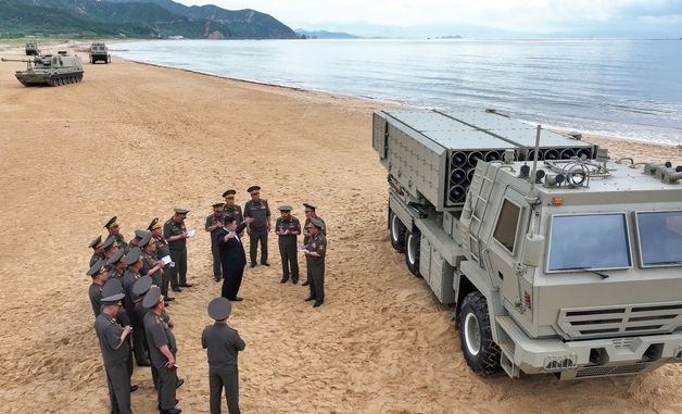 "장거리 타격수단 전면 교체"…김정은, 대남 군사력 과시