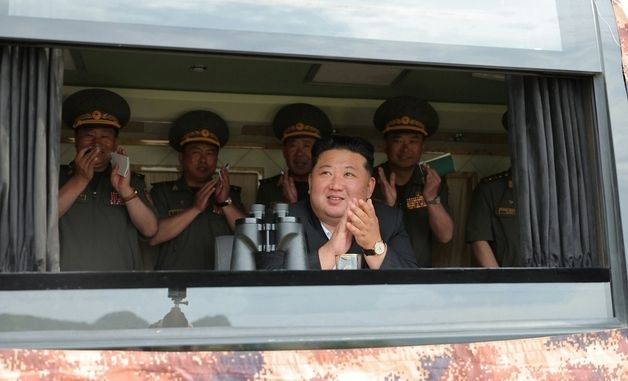 김정은, 방사포·미사일 시험발사 참관…"공격태세 높일 것"