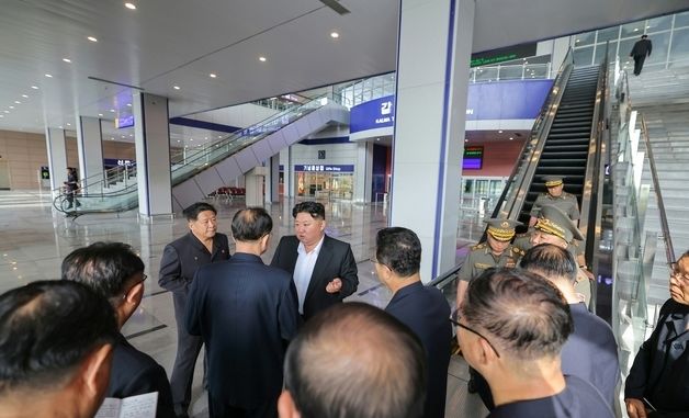 김정은, 원산갈마관광지구 시찰…"건설법 보완" 주문