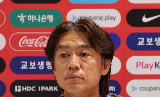 훈련 앞서 인터뷰 갖는 홍명보 감독